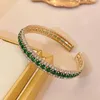 Bracciale aperto di lusso con zirconi smeraldi, braccialetto aperto, personalità, temperamento di alta qualità, per regali di gioielli fatti a mano da donna