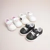 Platte schoenen lente babyschoenen voor jongensleer peuter kinderen op blote voeten zachte zool buitenkinderen tennis mode meisjes sneakers 231218
