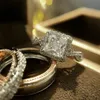 Pierścień Solitaire Huitan Luxury Princess Cut Cubic Zircon Małżeński Zestaw Małżeństwa Pierścionki Eleganckie akcesoria Genialne kobiety mężczyźni Wedding Trendy Biżuteria 231218