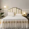 Beddengoedsets 3-delige set Ruw katoen Zachte sprei Bed Romantiek Stofbeschermerhoes Borduurkant Kanten rand Bedrok met 2 stuks kussensloop 231218