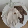 Rompertjes winter pasgeboren baby pluche bodysuit knop jumpsuit cartoon beer hoodies jongen meisje romper tweeling kleding Koreaanse versieL231114