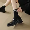 حذاء اللباس 2023 نساء متسكعون براءة اختراع أزياء معدنية مشبك سميكة سميكة الكعك البيج السود