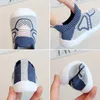 Platte schoenen baby peuter schoenen eerste niet -slip schattige rubber softssoled kinderwandeling binnenshuis katoenen sok 231218