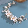 Hårklipp brud bröllop blommor kronor vita blommor pannband handgjorda pärlhårband strass huvudbonad brud smycken tillbehör