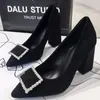 Chaussures habillées Pompes Talons carrés Noir sur diamant à talons avec cristaux Chaussures d'été pour femmes hautes pour femme 2023 Strass Vacances A