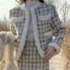 İki parçalı elbise zarif küçük koku rüzgar tüvit ekose mini etek setleri kadınlar sonbahar kış peluş peluş ceketler iki parçalı kıyafetler 231218