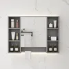 Badkamer wastafelkranen massief houten spiegelkast aan de muur gemonteerde tafel toilet handwas dressing opbergrek