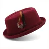 Bérets 3 tailles hommes femmes laine porc tarte chapeau rétro bande de plumes Fedora casquette Trilby chapeau de soleil classique jazz fête en plein air voyage style de rue