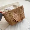 2024 Nouveau Designer Femmes Bandbody Épaule Solide Couleur Soft Face Cuir Lingge Chaîne de fil brodée Sac de messager populaire