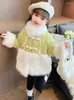 Down Coat Girls'cotton ubrania zimowe ubranie naśladowanie futra 2023 Przyjazd w zachodnim stylu Zachodni rok Baby dziewczyna w