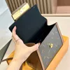 Kahverengi gerçek deri kadın omuz çantası pochette totes ünlü marka tasarımcısı kadın messenger çantaları paris katı mektup crossbody çanta moda kadın omuz çantaları