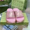 2023 Été Nouveau concepteur de luxe Slippers en caoutchouc Hommes et femmes Slide Sports Style Sports Sports Rainbow Slide Broderie Toile imprimée Sandales Casual Style avec boîte