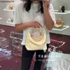 Borse Botteggvenetas Borse Wallaces Cao Maimai indossa una nuova borsa per il pranzo in tessuto nominata nella casa Botteggvenetasbaodie a Milano rj