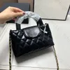 Ny lyxdesignväska diamantgitter mode handväska kedja kvinnors klassiska topphandtag crossbody väska lammskinn retro liten axel väska 23k pläd mini handväskor