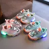Atletyczne na świeżym powietrzu Baby LED Buty Dziewczyny oddychające Świecące Sneakers Boys Anti Slippery Children Luminous Casual 231218