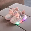 Athlétique en plein air enfants chaussures LED garçons filles baskets éclairées brillant pour enfant vert noir bébé avec semelle lumineuse 231218