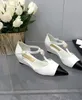 Nyaste toppkvalitetsdesigner Brand Shoes Patent Läder Buckle Strap High Heel Shoes Women Spring Pointed Sweet Flower Wedges Designer Party Shoes Dress