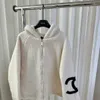 Ny design kvinnors huva faux lamm päls varm förtjockande bomull vadderad liner logotyp broderi kappa casacos