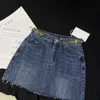 Юбки Дизайнер CE Новая триумфальная арка Джинсовая юбка с высокой талией Женская тонкая и универсальная короткая трапециевидной формы F5M4, сокращающая возраст