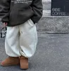 Calças meninos roupas 2023 inverno moda estilo coreano letras de cor sólida velo grosso casual bebê quente crianças calças