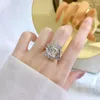 Anelli a grappolo PANSYSEN Lusso 925 Sterling Silver 4CT Taglio smeraldo Alto tenore di carbonio Diamante Pietra preziosa Anello di fidanzamento per matrimonio Donna Gioielleria raffinata