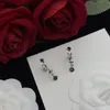 Un créateur atmosphérique haut de gamme étincelant et éblouissant conçoit des boucles d'oreilles, des bijoux en cristal, des boucles d'oreilles du Nouvel An, un coffret cadeau à bijoux avec une lumière et une ombre fluides