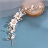 Hårklipp brud bröllop blommor kronor vita blommor pannband handgjorda pärlhårband strass huvudbonad brud smycken tillbehör