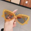 Solglasögon Red Cat Eye for Women's Triangular Tone Transparent Candy Colored Glasses Retro Mode