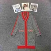 Trenchs de femmes Designer Nouveau col en V Modèle de labyrinthe à manches longues Cardigan tricoté Bonne qualité pour les femmes JB7K