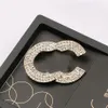 20style Letters Brooch Luxury Brand Design Women Small Sweet Wind Brooches Pearl Suit Pin Jewelry Clothing Decoration High Quality242d