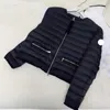 Kadınlar Down Parkas Tasarımcı İşlemeli Rozet Gevşek Rahat Hafif Kısa Durgun Boyun Tasarımcısı Kadın Kış Paltolar Kalınlaştırılmış Sıcak Kış Jack Puffer Ceket Üstü