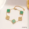 2024 Bransoletka projektant Van Clover Clover Bransoletka Wysoka jakość Style Klasyczne 4/Four Leaf Clover Charm Bracelets Łańcuch Bangle Sain 18k Gold Agate Shell Women Weseld Gift