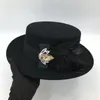 Berets outono e inverno francês elegante lã plana chapéu preto branco pena casamento strass design elegante feltro