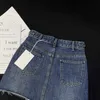 Röcke Designer CE Neuer Triumphbogen-Jeansrock mit hoher Taille für Damen, schlank und vielseitig, altersreduzierend, A-Linie, kurz F5M4