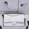 10a designer väska handväska högkvalitativ sadelväska klassisk klaffväska 25 cm vita mode axelpåsar lyxiga crossbody väska diamantgitter fårskinn lady väska med låda