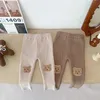 Комбинезоны Ins 2023, корейские весенне-осенние штаны для маленьких мальчиков, вязаные хлопковые брюки с заплатками в виде медведя, узкие леггинсы для маленьких мальчиков, L231114