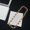 Vintage V-Letter Diamond-halsband för kvinnor och män Fyrkantig halskedja med smidig ihålig mässingskedja Klavikulärt halsbandsarmband Set Design Smycken