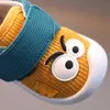 Płaskie buty Buty Pierwsze Walkers z zabawnym dużym wzorem Oczy moda mokazów przyczynowych chłopca i małe dziecko bez poślizgu 231218