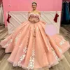 Vestidos de xv anos rosa quinceanera klänningar med båge 2024 från axeln applicerade korta ärmar söta 16 prom klänningar