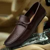 Klänningskor andas lyxiga brogue moccasins män loafers manliga lägenheter läder casual båt promenader förare skor chaussures hommes 231218