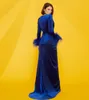 Elegant Long Royal Blue Velvet aftonklänningar med fjädrar/slits sjöjungfru V-ringning veckad WATTEAU-tåg prom klänning party klänningar för kvinnor