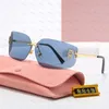 Miui Miui Solglasögon Designer Solglasögon för kvinnor Fashion Women Rimless Shades Mens Classic Leisure Rectangular Goggles Multicolor Sun Glasses Vacation Semester