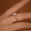 Fedi nuziali Anelli di fidanzamento con diamanti a foglia da 1 carato per le donne Anello di promessa con fede nuziale in argento sterling 925 placcato in oro bianco 18 carati 231218