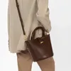 ダッフェルバッグは2024年の女性バッグコーヒーバケットハンドバッグ高品質の小グループワンショルダークロスボディ通勤女性