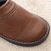 Pantoufles Arrivée chaussures de piste hommes en cuir maison pantoufles unisexe plat bout rond porter résistant chaussures de mode homme pantoufles maison 231219