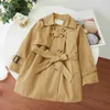 Brand Baby Coat Khaki Color Belt Decoration Kids Jacket Storlek 110-140 Huven Boy Outwear Designer Winter Girl Windbreaker Dec05