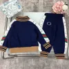 キッズコート幼児のデザイナー服ベビースレッドの新しいスポーツスーツキッズトラックスーツサイズ100-150長袖ジッパージャケットとズボン