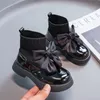 ブーツガールズブラックノンスリップキッズファッションボウエレガントな光沢のある英国のユニフォームの子供学校靴シンプルなカジュアルソックブーツ通気性231219