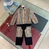 Trajes para bebés para bebés para bebés Autumn Kids Set Tamaño de rastreo 100-160 cm 2pcs Diseño de empalme de chaqueta con capucha y pantalones de cintura elástica