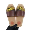 Luxury Women's Casual Sandals Högkvalitativa läderstrandslippare Ladies Classics Shoes Female Flip Flops Sandal C04513